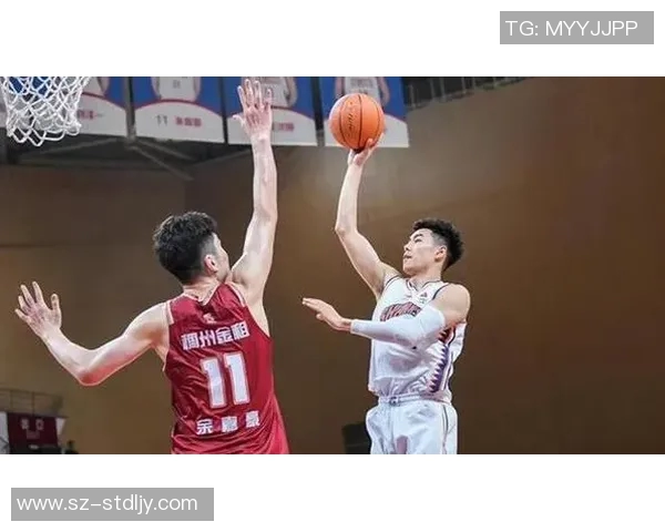 上海篮球队团队协作引发热议球迷对战术配合与球员默契提出质疑